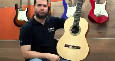 Professor mostrando que Violão Yamaha C40MII é bom
