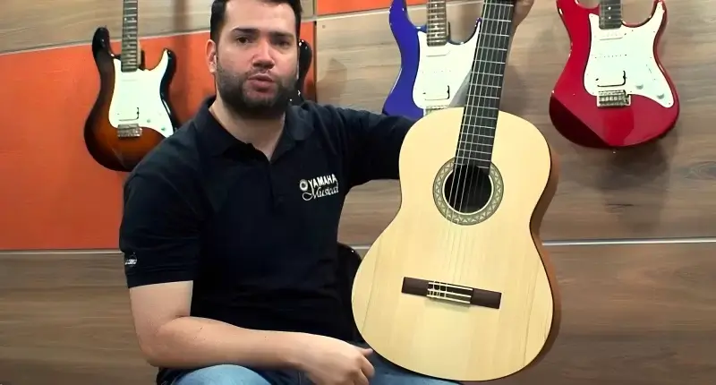 Professor mostrando que Violão Yamaha C40MII é bom